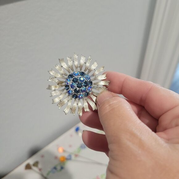 Vintage Lisner Brooch Blue Aurora Borealis Rhinestone Flower - Picture 8 of 11